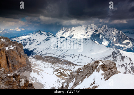 Passo Pordoi vom Sass Pordoi in Richtung Marmolada, Gruppo di Sella, Sellagruppe, Dolomiten, Trentino-Alto Adige, Italien, Europa Stockfoto