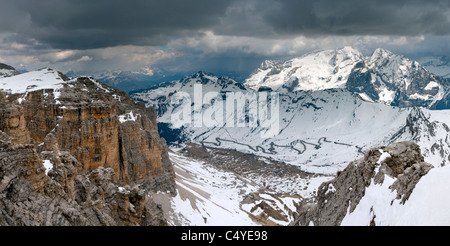 Passo Pordoi vom Sass Pordoi in Richtung Marmolada, Gruppo di Sella, Sellagruppe, Dolomiten, Trentino-Alto Adige, Italien, Europa Stockfoto