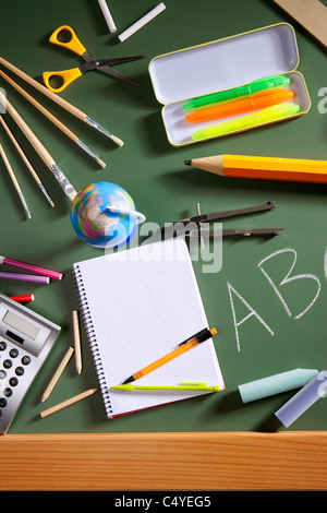 zurück zum Schulkonzept mit ABC in der Schule in grüner Farbe Tafel geschrieben Stockfoto