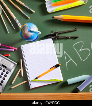 zurück zum Schulkonzept mit ABC in der Schule in grüner Farbe Tafel geschrieben Stockfoto