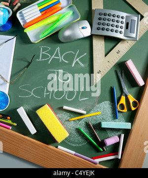 Zurück zur Schule geschrieben in grüne Tafel Bildung Konzept Stillleben Stockfoto