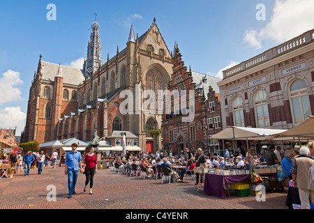 Grote Markt oder Marktplatz und Sint-Bavokerk, St. Bavo Kirche oder Grote Kerk, Haarlem, Nordholland, Niederlande. JMH5053 Stockfoto