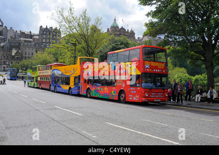 Edinburgh-Tour-Busse gefüttert bis außerhalb Bahnhof Waverley Stockfoto