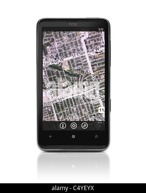 Windows 7 Phone. HTC HD7 Smartphone mit Bing maps GPS-Navigation auf dem Display isoliert auf weißem Hintergrund Stockfoto