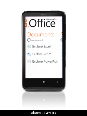Windows 7 Phone. HTC HD7 Smartphone mit Microsoft Office Mobile auf dem Display isoliert auf weißem Hintergrund. Qualitativ hochwertige Foto Stockfoto