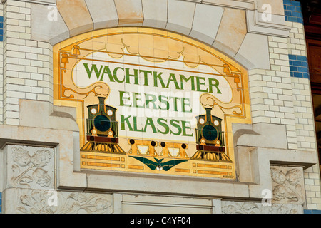 First class Wartezimmer Zeichen setzen in Fliesen im Bahnhof Haarlem, Haarlem, Holland, Niederlande. JMH5065 Stockfoto