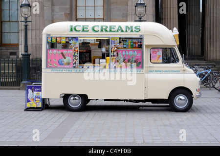 Traditioneller Alter Britischer Eiswagen Vor Der Scottish National Gallery In Princes Gardens Edinburgh Schottland Stockfoto