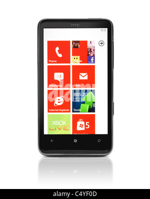 Windows 7 Phone. HTC HD7 Smartphone mit Desktop-Fliesen auf seinem Display isoliert auf weißem Hintergrund. Qualitativ hochwertige Fotos. Stockfoto