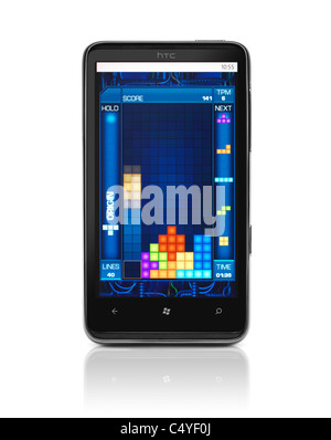 Windows 7 Phone. HTC HD7 Smartphone mit Tetris-Spiel auf dem Display isoliert auf weißem Hintergrund. Qualitativ hochwertige Fotos. Stockfoto