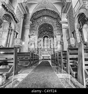 portugiesische katholische Kirche mit Holzbänken Azulejos Fliesen, Innenraum, aufwendigen goldenen Altar und roten Teppich, Porto, Portugal Stockfoto