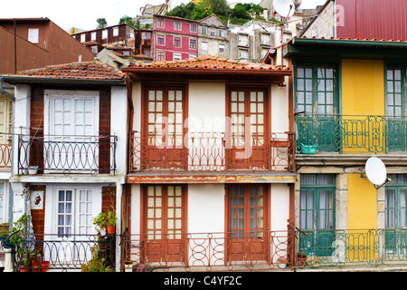 bunte klassische Häuser Balkon Fassaden in Porto, Portugal Stockfoto