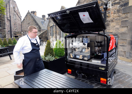 Edinburgh Castle tragbare Kaffeemaschine In einer Piaggio APE 50 drei Rad-Van Stockfoto