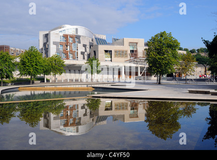 Das schottische Parlament spiegelt sich In einem Teich Edinburgh Schottland Stockfoto