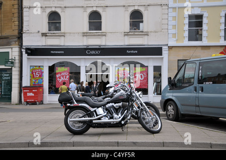 Ein paar Harley Davidson Motorräder geparkt in der Stadtmitte von Cirencester, gloucestershire Stockfoto