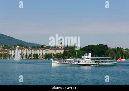 Der Raddampfer Stadt Rapperswil und dem Jet d ' Eau auf Zúrich See. Schweiz.. Stockfoto