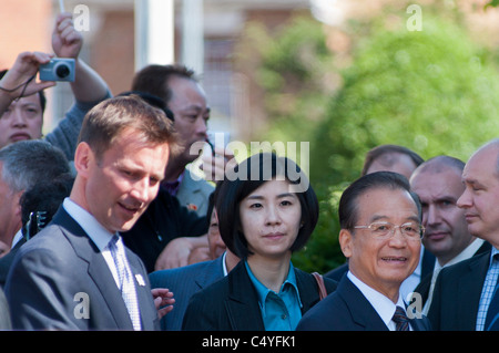 Chinas Premierminister Wen Jiabao und Dolmetscher mit Kultur Generalsekretär Jeremy Hunt Stratford bei Avon, UK 2011 zu besuchen. Stockfoto