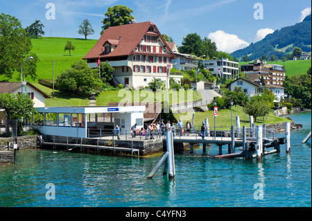 Charmante kleine Pier in Hertenstein am Vierwaldstättersee in der Schweiz Stockfoto