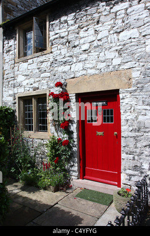 Limestone Cottage in Bakewell erbaut um 1650 und Grade ll aufgeführt mit Pfosten aus Stein Stockfoto