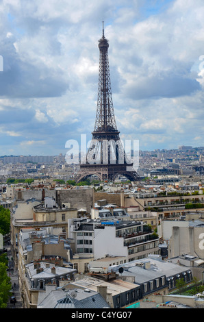 Der Blick von oben auf den Arc de Triomphe, Blick über die Dächer in Richtung Eiffelturm, Paris, Frankreich. Stockfoto