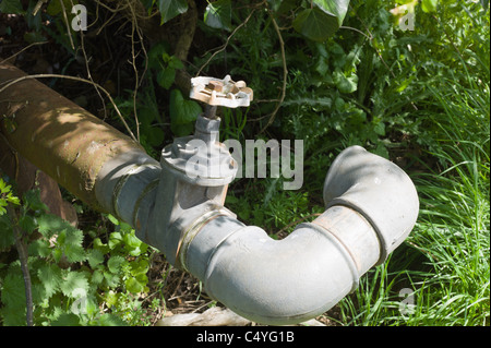 Wasserleitungen auf dem Bauernhof Stockfoto