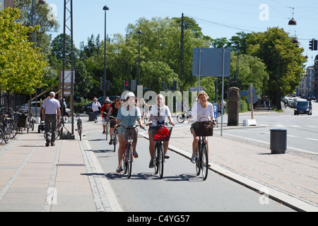 Mädchen Radfahren an Østerport in der Stadt Kopenhagen auf einem der vielen Radwege entlang der Straßen der Stadt. Kopenhagen, Dänemark. Blick auf die Straße. Stockfoto