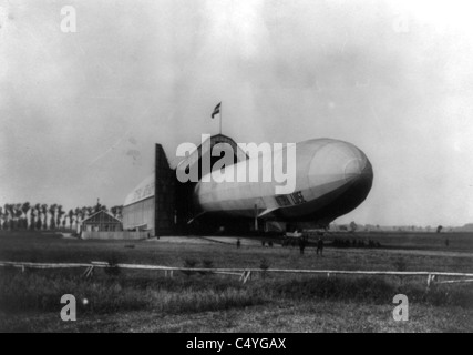 Luftschiff "Viktoria Luise" und Hangar am Oos, Deutschland Stockfoto