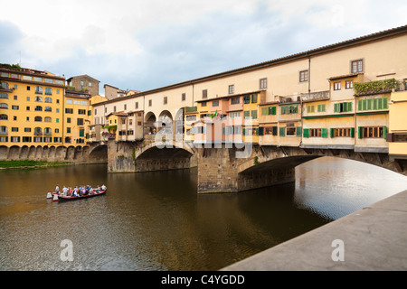 Freizeit-Boot Kreuzfahrt unter der Ponte Vecchio, Florenz Stockfoto