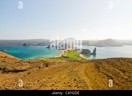 Blick auf die Sullivan Bay und Pinnacle Rock auf Bartolome Insel in der Galapagos Inseln Ecuador Stockfoto