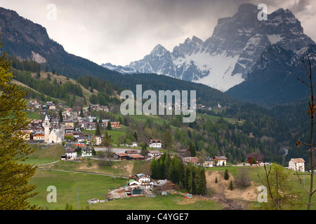 Selva Di Cadore und Val Fiorentina gegen M. Mondeval, Vento, Dolomiten, Italien, Autor Stockfoto