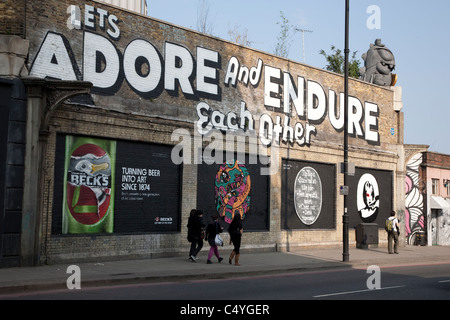 Hiermit können lieben und einander - Kunst Wandgemälde von Stefan Mächte in Shoreditch London zu ertragen Stockfoto