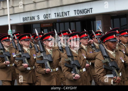 Mitglieder der zweite Bataillon The Princess of Wales es Royal Regiment paradieren durch Brighton, East Sussex, UK. Stockfoto