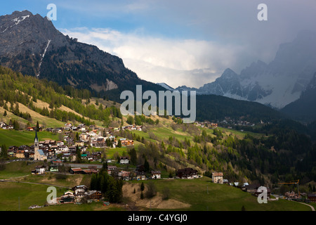 Selva Di Cadore und Val Fiorentina gegen M. Mondeval, Vento, Dolomiten, Italien, Autor Stockfoto