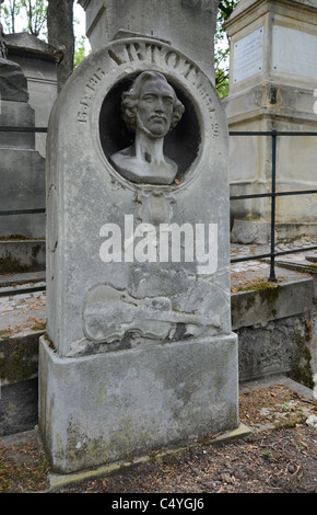 Das Grab von Alexandre Artôt (1815-1845), feierte Geiger und Komponist, im Friedhof Montmartre, Paris, Frankreich. Stockfoto