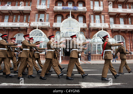 Mitglieder der zweite Bataillon The Princess of Wales es Royal Regiment paradieren durch Brighton, East Sussex, UK. Stockfoto