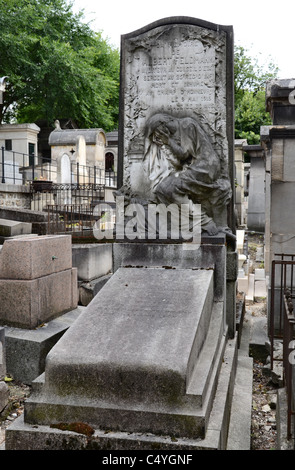 Die Darstellung einer Frau in Trauer auf einem Grab im Friedhof Montmartre, Paris, Frankreich. Stockfoto