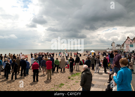 Menschen beobachten ein Trommler-und Pfeiferkorps spielen am Strand, das Aldeburgh Festival, Aldeburgh Suffolk UK Stockfoto