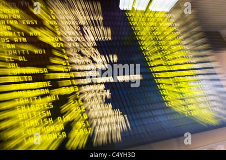 Flug-Zeitplan-Monitor am Flughafen Stockfoto