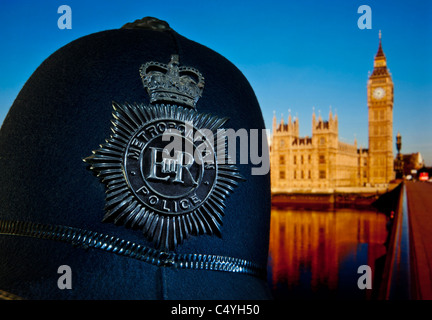 Schließen Sie die Ansicht auf historischen 60er Metropolitan Polizeihelm mit Houses of Parliament und River Thames Westminster London UK Stockfoto