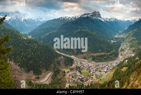 Blick über Val Pettorina in Richtung Cime di Col Rean und Sasso Bianco und Marmolada, Caprile, Veneto, Dolomiten, Italien, Europa Stockfoto