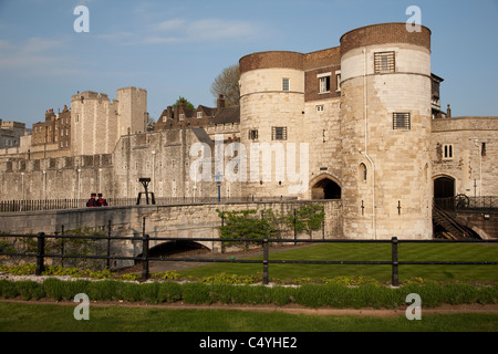 Beefeater stehen außen Byward Tower an der Tower of London, London, England, UK Stockfoto