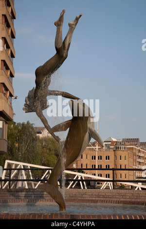 Mädchen mit Delphin-Kunst-Skulpturen und Brunnen von David Wynnes in der Nähe von Tower Bridge in London, England, UK Stockfoto