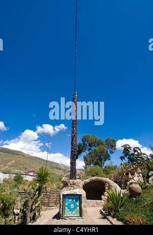 Äquatordenkmal in der Nähe von Quito Ecuador; vertikale Linie ist direkt über dem Äquator Stockfoto