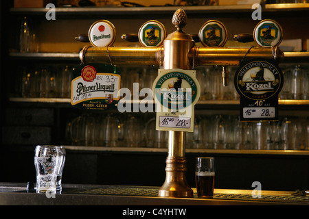 Ein Zapfhahn in einem örtlichen Pub in Prag, Tschechien. Stockfoto