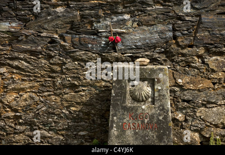 Ein Grenzstein dekoriert mit einer Jakobsmuschel in der französischen Art Casanova, französischer Weg von St. James Weg, Galicien, Spanien. Stockfoto