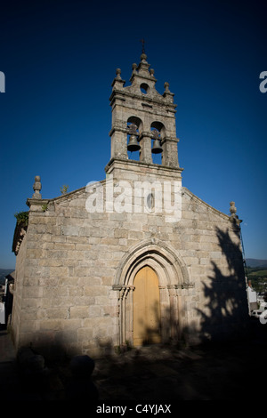 Fassade der romanischen San Salvador Kirche von Sarria-Stadt, in der französische Weg von St. James Weg, Galicien, Spanien Stockfoto