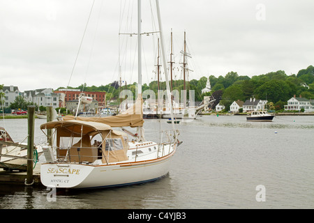 Mystic Seaport Dock mit Segelboot in Mystic, Connecticut, USA. Stockfoto