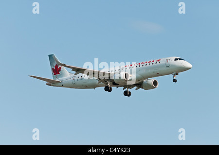 Ein niedriger Winkel anzeigen Air Canada Embraer 190 C-FFYT Passagierjet Endanflug landet auf dem Flughafen Vancouver International Airport. Stockfoto