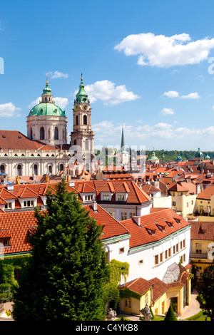 Tschechische Republik, Prag - St.-Nikolaus-Kirche und die Dächer von kleinen Viertel (Mala Strana) Stockfoto