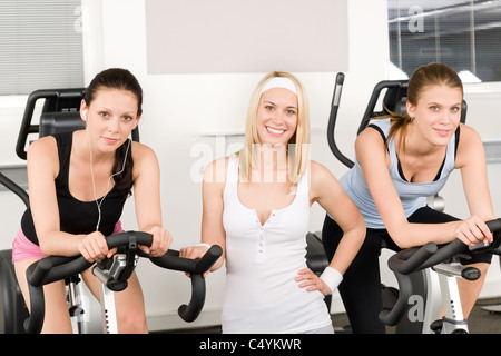 Fitness Mädchen auf Gym Bike indoor Cardio Übung posiert Stockfoto