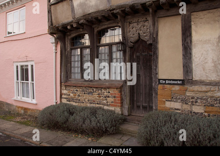 Die Pitchmarket ist eine malerische Terrasse des Alten sechzehnten Jahrhundert Tudor Cottages in Abbey Street, Cerne Abbas. Dorset, England, Vereinigtes Königreich. Stockfoto